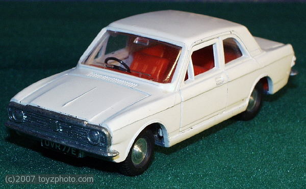 Dinky toys ford cortina
